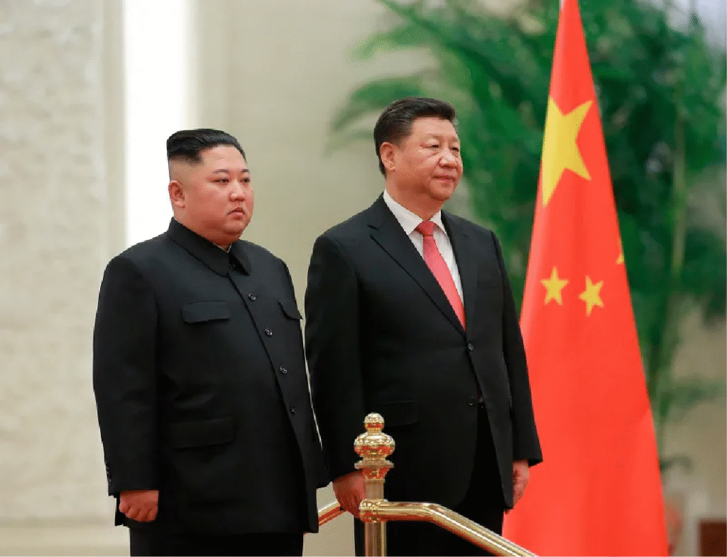 nhà lãnh đạo Triều Tiên Kim Jong Un và Chủ tịch Trung Quốc Tập Cận Bình tham dự lễ chào mừng tại Đại lễ đường Nhân dân ở Bắc Kinh.