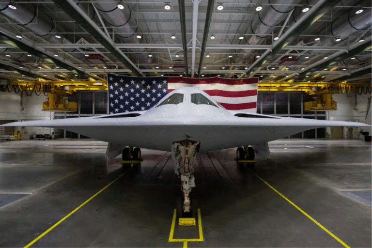 Máy bay ném bom B-21 trong kho chứa năm 2022. Ảnh: USAF