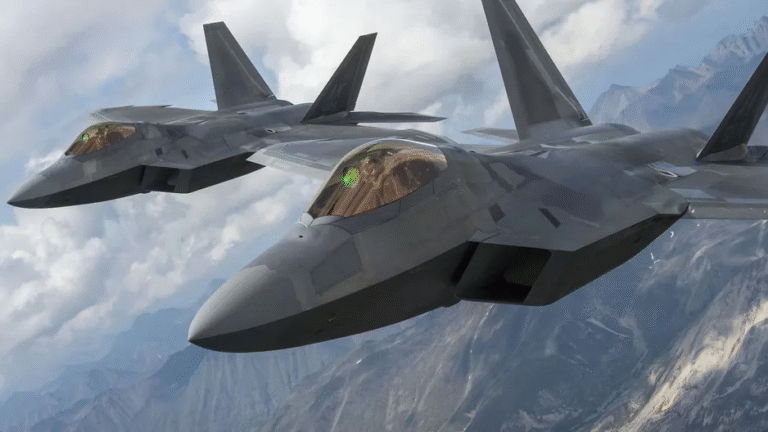F-22 hay F-35: Ai mới là bóng ma thực sự trên bầu trời?