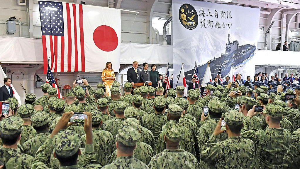 Tổng thống Hoa Kỳ Donald Trump trên tàu sân bay trực thăng DDH-184