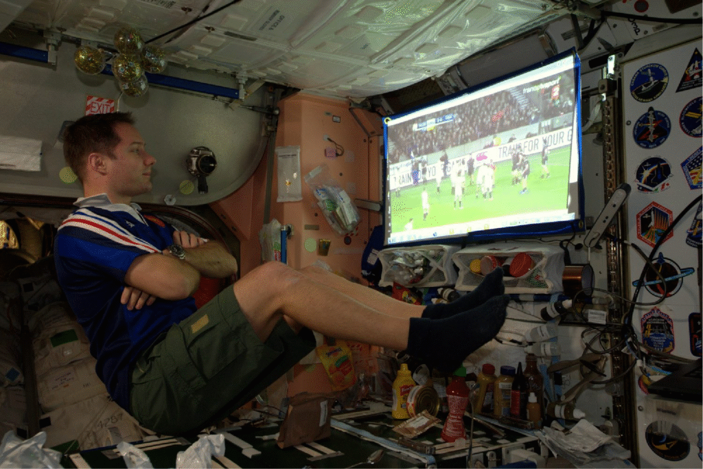 Phi hành gia xem thể thao giải trí trên trạm ISS, Ảnh: Thomas Pesquet