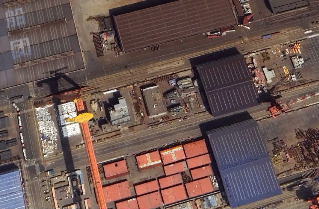 Hình ảnh vệ tinh cho thấy một mô-đun lắp ráp dường như thuộc về tàu sân bay mới của Trung Quốc sắp được đóng tại Đại Liên. Theo một số báo cáo, Đại Liên hiện đang chuyên đóng tàu sân bay chạy bằng năng lượng hạt nhân Type 004, trong khi Giang Nam đang sản xuất các tàu chị em chạy bằng năng lượng thông thường của Phúc Kiến.