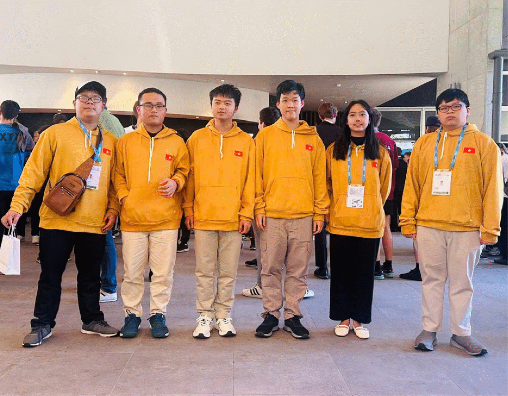Đội tuyển Việt Nam xếp thứ 9 trong số các quốc gia tham dự kỳ thi Olympic Toán quốc tế, trong đó có Đức Mân, học sinh Trường chuyên Lê Hồng Phong, TP.HCM (bìa phải) - Ảnh: Bộ Giáo dục và Đào tạo