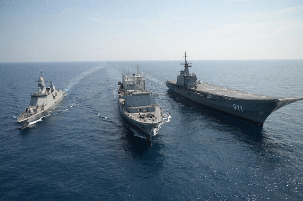 Tàu Hải quân Hoàng gia Thái Lan tiến hành huấn luyện tiếp tế trên biển (RAS)